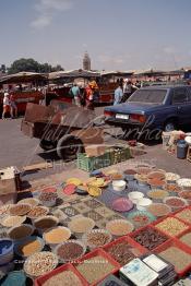 Image du Maroc Professionnelle de  Etalement d'épices, de graines et d'herbes de toutes sorte à même sur le sol de la fameuse place Jemaa El Fana de Marrakech, la ville touristique du Maroc, Jeudi 19 Mai 1988. (Photo / Abdeljalil Bounhar)